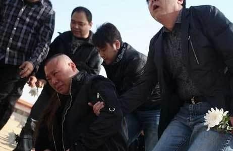 侯耀华|侯耀华“经纪人”讽刺郭德纲，众人墓碑前开心合影被质疑消费逝者