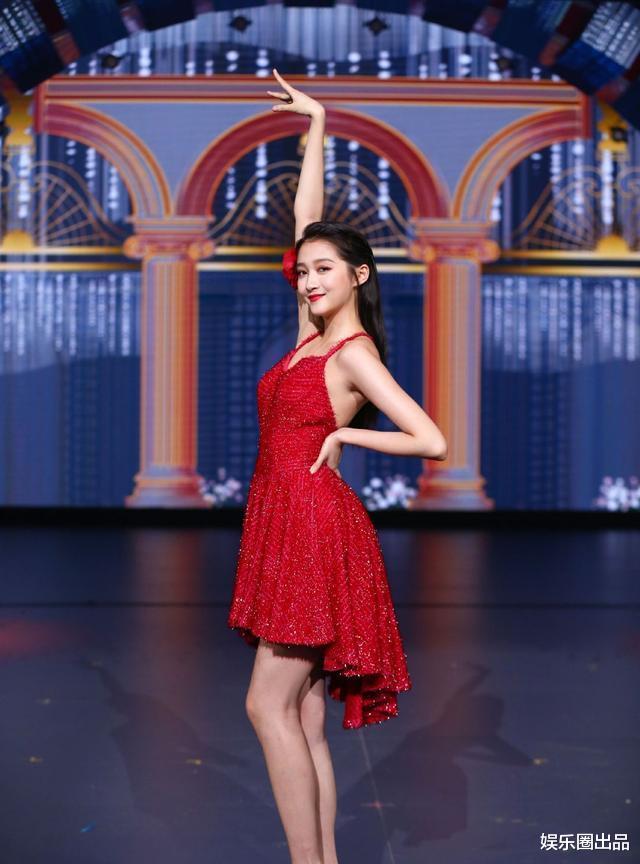 关晓彤|关晓彤挑战Z字蹲，穿包臀裙出镜，动作奔放却没挤出一丝赘肉