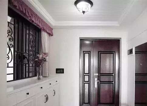 装修时，老婆坚持在客厅挂十字绣，亲戚参观无奈偷笑，谁见过？