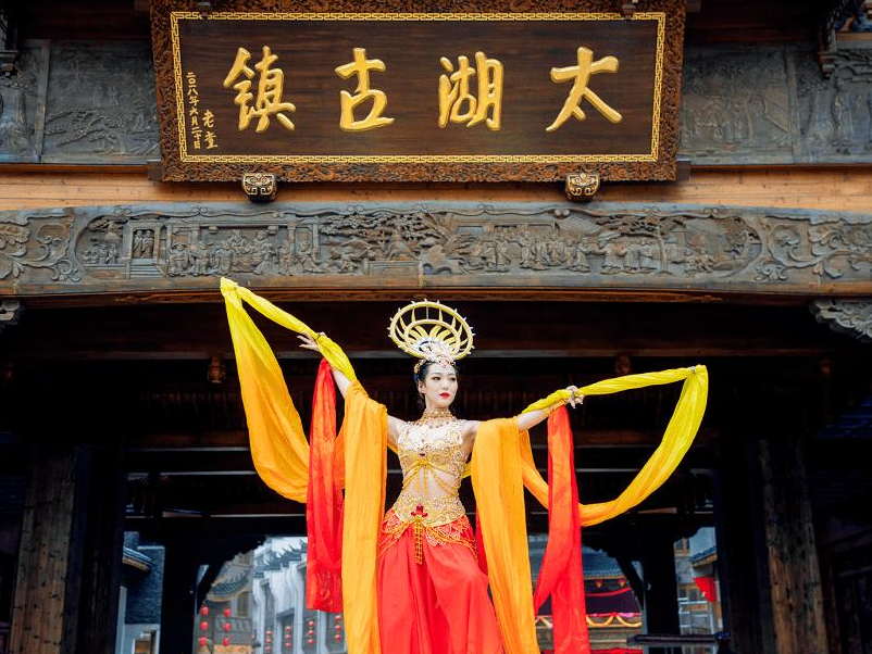 古镇 浙江又一“古镇”走红,风景不输西塘,斥资50亿建成却门票免费