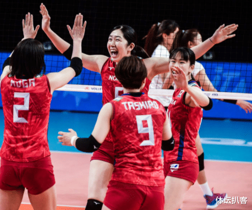 美国队|3-0！美国女排横扫对手，最新积分榜：日本队登顶，中国女排第6