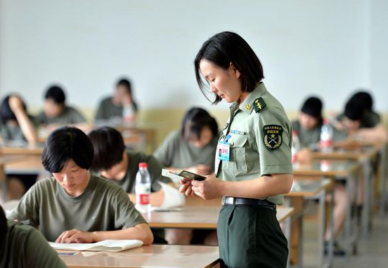 文职|军队文职大招聘，预招2.5万人，待遇不输公务员，三类身份更容易