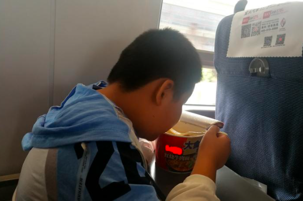 兜妈爱叨叨|“真没素质！”孩子火车上吃泡面遭抵制，宝爸怼乘客：又不是榴莲