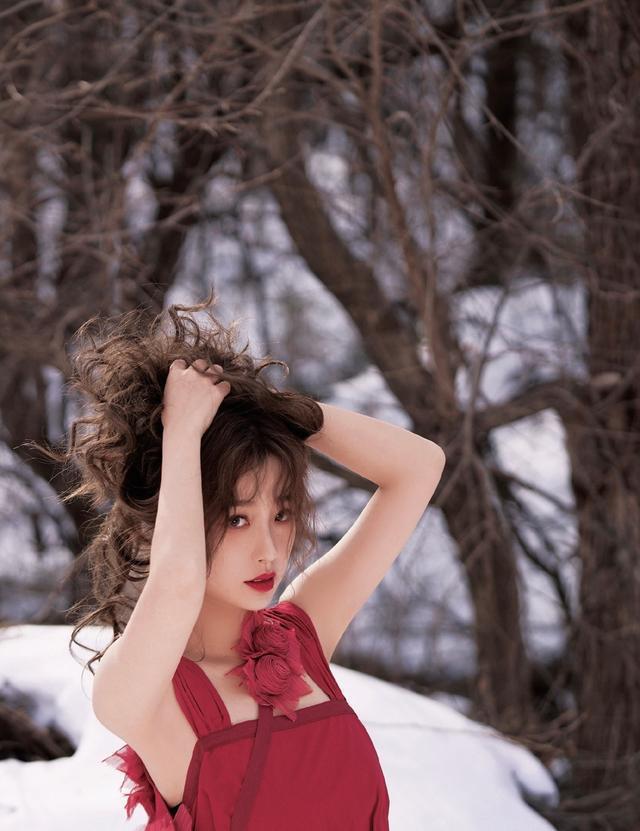 虞书欣|虞书欣红裙写真上新，美丽“冻人”，是迪士尼“在逃公主”
