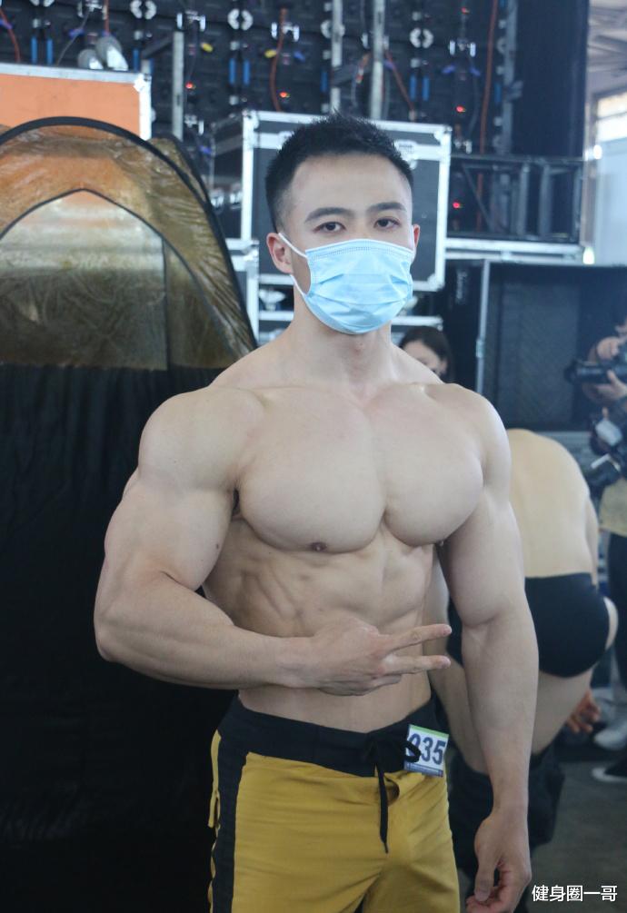 健身圈一哥 胸肌壮如牛，腹肌像搓衣板，麒麟臂爆青筋，28岁健身教练棒棒哒！