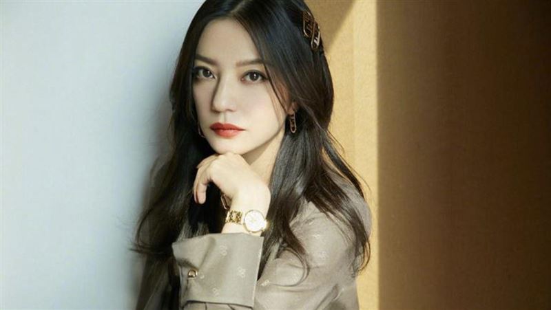 赵薇|遭封杀后赵薇首度微博现身 仅仅四字祝福却引起网友千层高楼！