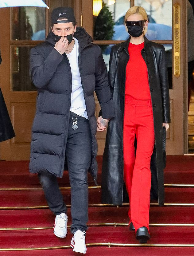 小贝|小贝大儿子身体这么虚？穿大棉袄和未婚妻出街，弯腰驼背像小老头