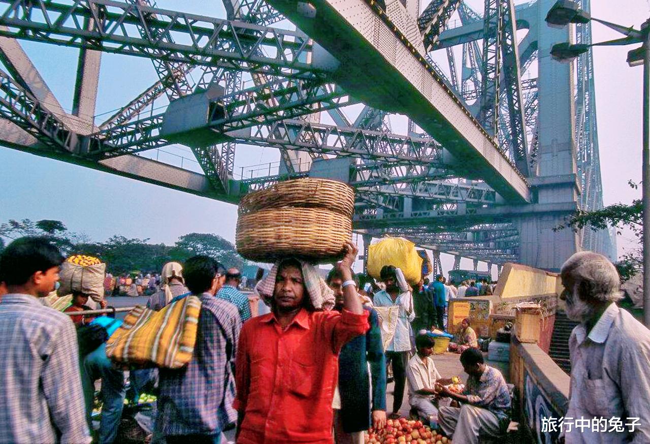 印度著名大橋被口水腐蝕？當地人亂吐“酸性口水”所致-圖4