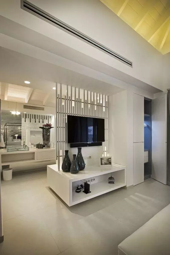 越来越多的人兴这样装隔断，用镂空雕花钢板，或用鱼缸，大气时髦