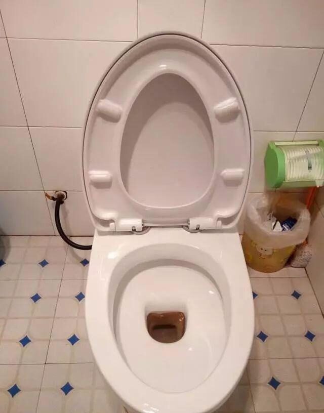 卫生间还在装老式马桶吗，现在流行这样装了，省钱实用还省地