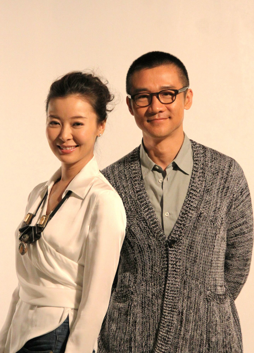 黄志忠|52岁黄志忠被批没素质,在禁烟区吞云吐雾丢烟头,周围满是易燃物