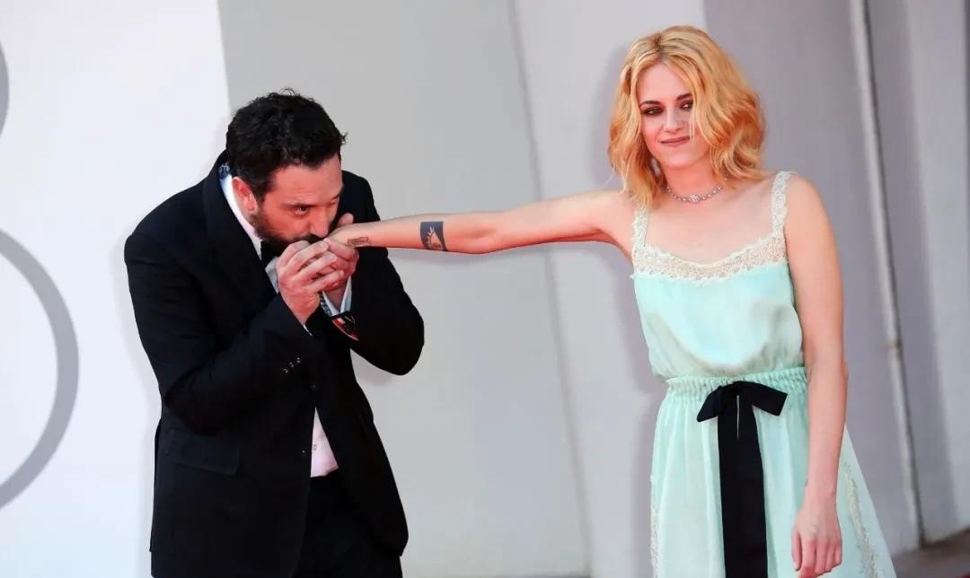 育邻人|组图：“小K”克里斯汀·斯图尔特携《斯宾塞》现身电影节