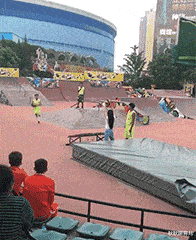 秋秋聊育儿|“一直以为这个洞是放手指的，现在我才发现我错了”