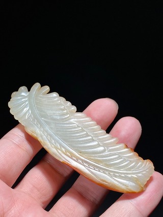 和田玉籽料|清 和田玉籽料留皮 叶形 玉卧人 把件