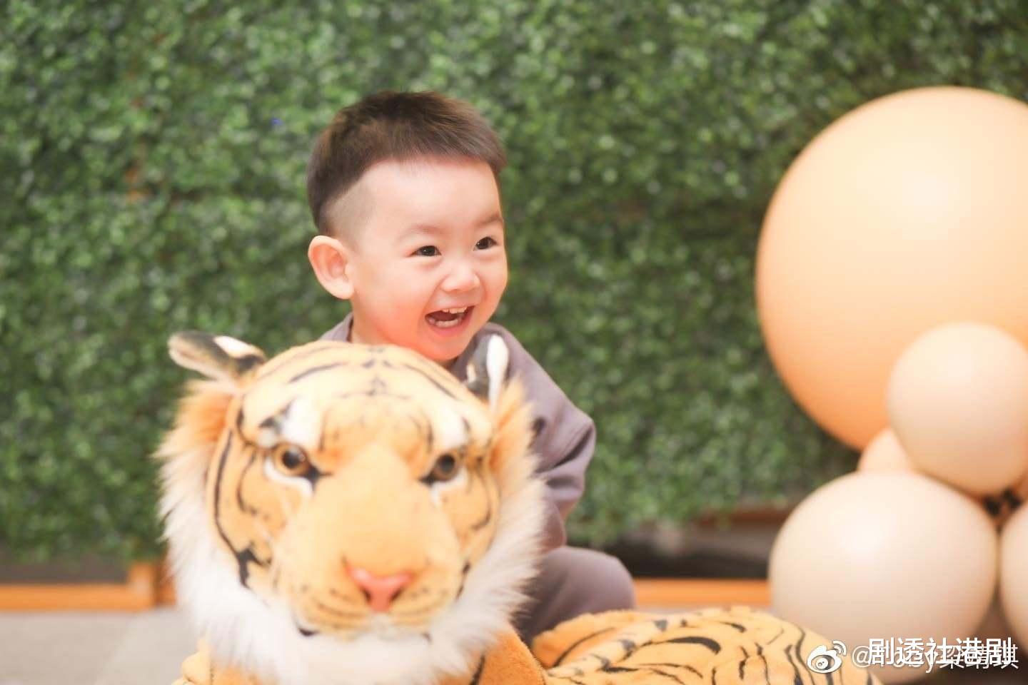 黄圣依|TVB前女星梁靖琪为2岁儿子庆生，明年产二胎，一家三口颜值太高