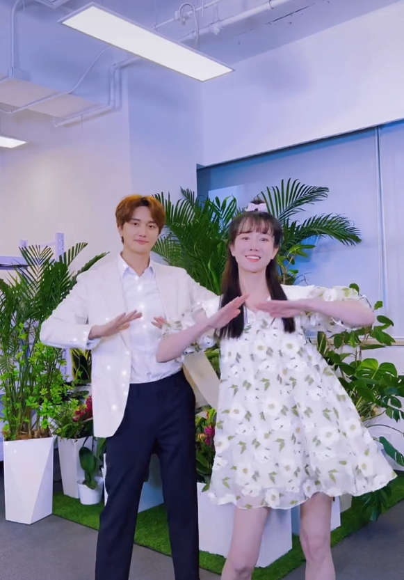 张檬|张檬被小五求婚后，穿着宽松被猜有孕，本尊回应不置可否