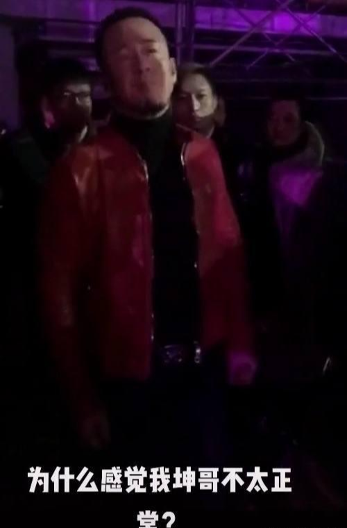 无间|杨坤近况曝光!脖子不停抽动状态不太正常,造型酷似“高明远”