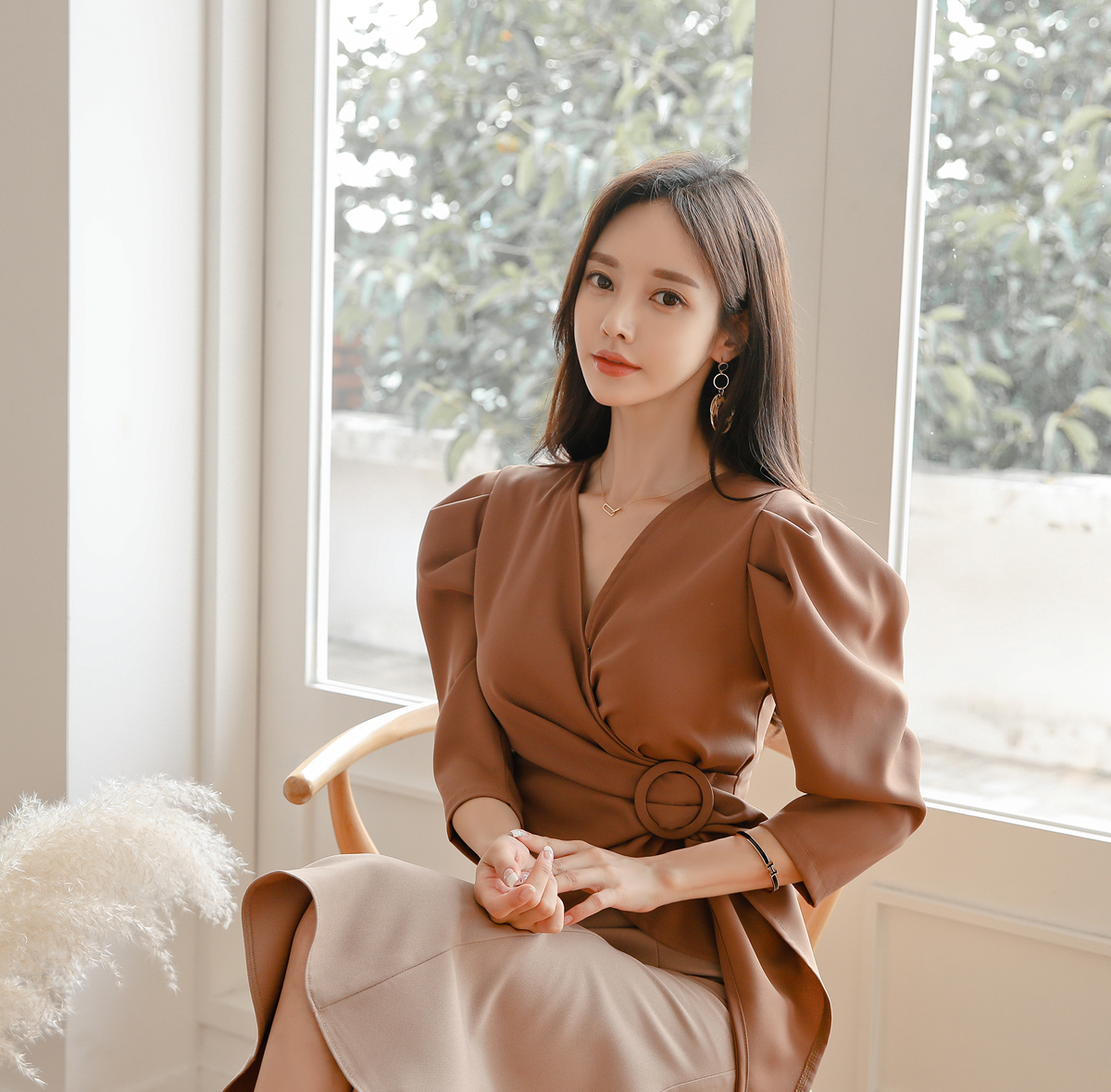 现代女性衣品鉴赏 时尚新品-古铜泛棕玲珑花袖交衩职业裙