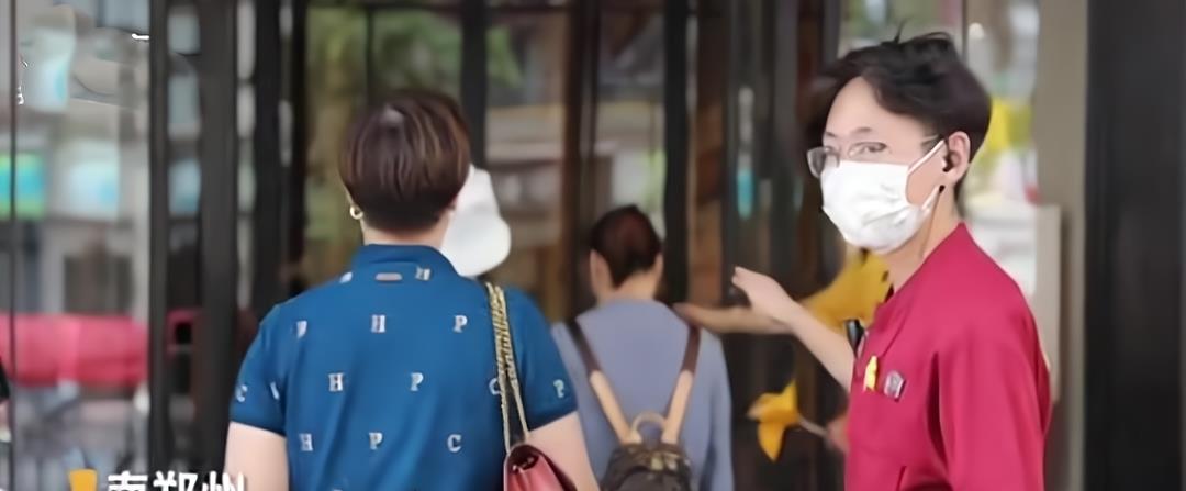 高秀花说育儿|郑州大学毕业生去当服务员，父亲说很丢人，郑大学生难道不值钱吗