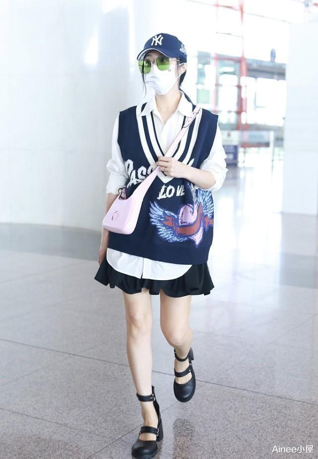 Ainee小屋 范冰冰给自己打扮成小姑娘,长卫衣配瑜伽裤,身材瘦了不少