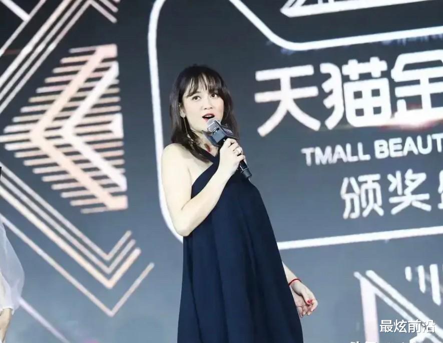 最炫前沿 陈乔恩胖了后变化大，一袭挂脖裙穿出臃肿感，完全不像偶像剧女王