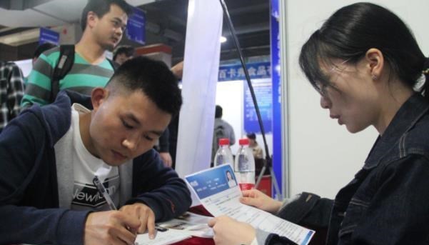 大学生|大学生求职的“佛系操作”，月薪过万没人理，3000的岗位抢破头