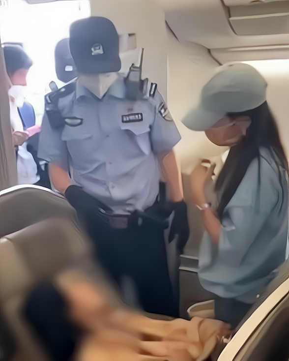 瑞泽说教 北京一名女子霸座公务舱、态度十分狂妄、自称是北大学法律系