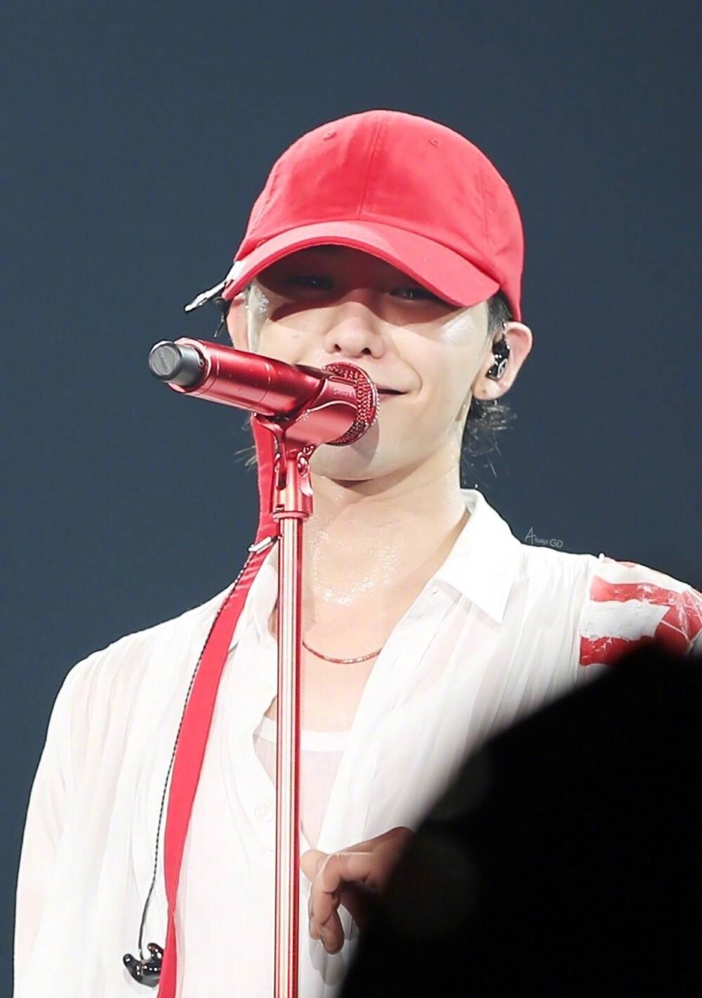 迪丽热巴|Bigbang粉丝派出卡车,堵YG大楼进行抗议,组合的空白期长达5年