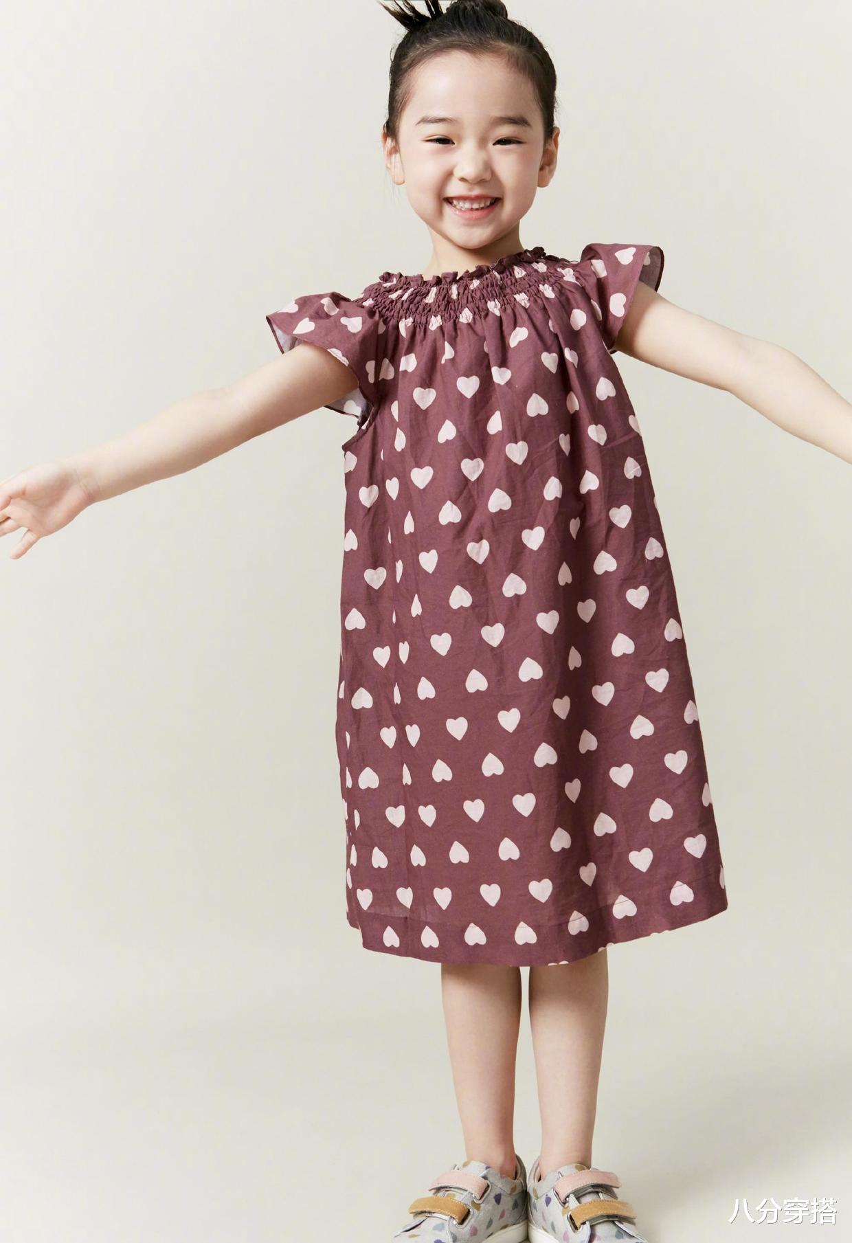 八分穿搭|董璇女儿小酒窝专挑爸妈优点继承，穿印花连帽卫衣俏皮可爱，真甜