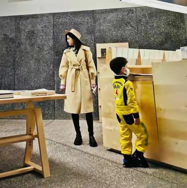 陈妍希|陈妍希一家三口久违同框为儿子庆生，和老公陈晓暗戳戳撒狗粮超甜