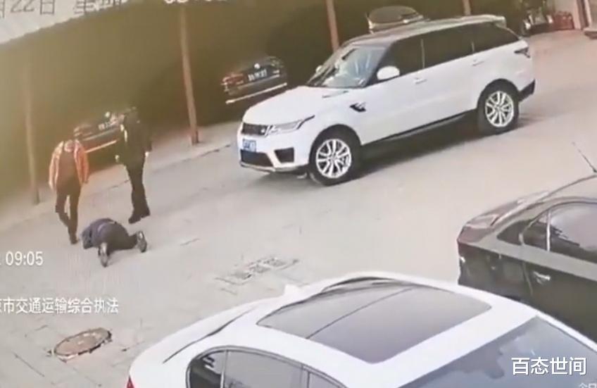 百态世间 北京路虎车主故意撞倒他人，还猛踢其头部，欲继续动手被妻子阻拦