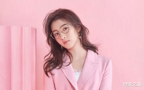 关晓彤|关晓彤自称“全宿舍最丑”，开始以为是谦虚，看到合照后我信了