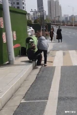 青琴日常说 湖北十堰1老人坐路边啃生酸菜，母子二人看不过眼，路过又折返