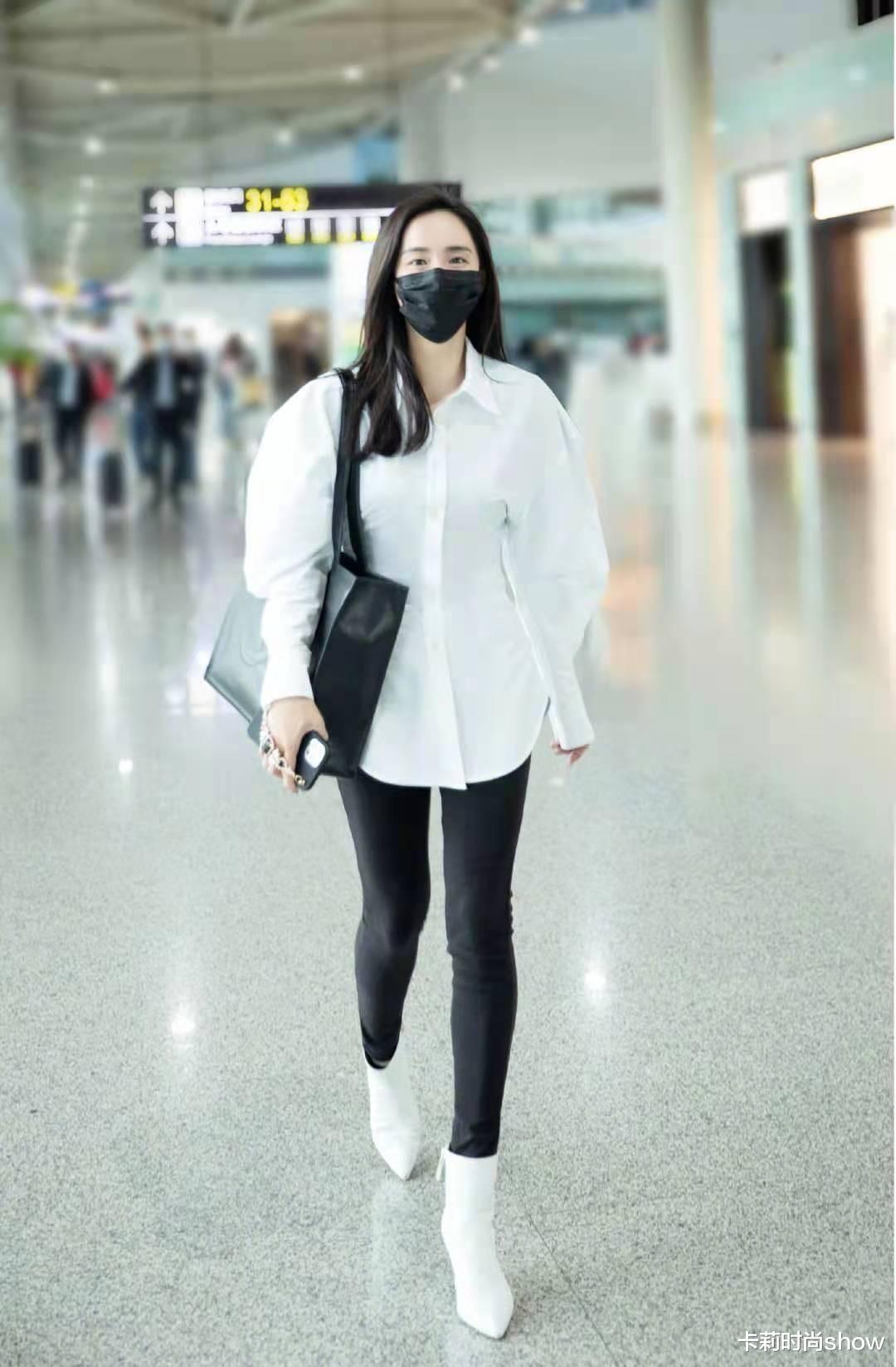 卡莉时尚show|王智穿基础款就出门了,灰T恤像睡衣,颜值高、身材好、底气足!