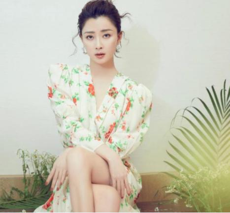 泳装|演员殷桃晒泳装照，皮肤水灵曲线玲珑，“冻龄状态”让人羡慕