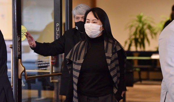 方脸妹说时尚|孟晚舟高调支持国货，穿百元鞋配百褶裙迈八字腿，健步如飞精神好