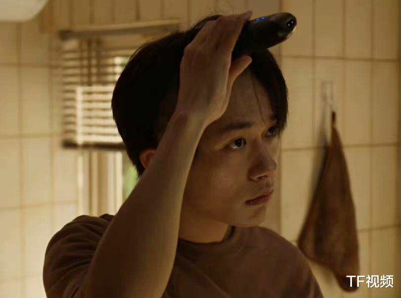 杨幂|《长津湖》发布易烊千玺剃头花絮,网友笑称千玺拍戏太废头