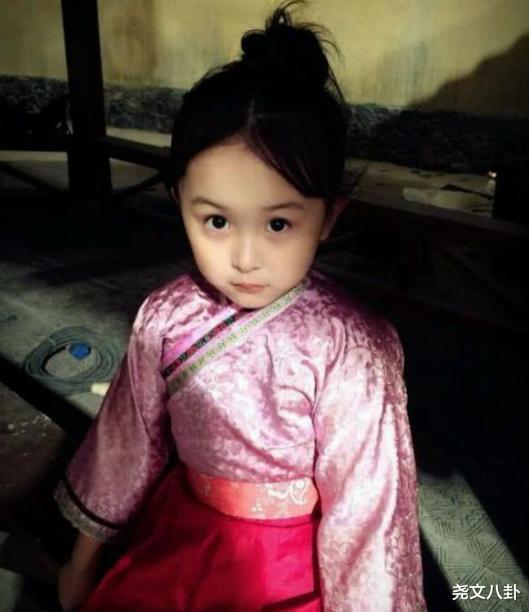 小小彬|2岁就赚钱养家，如今皮肤病发作无戏可拍