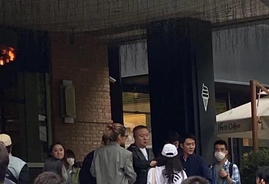 冯绍峰|跟赵丽颖离婚后，冯绍峰开单身派对，绯闻女友现身！