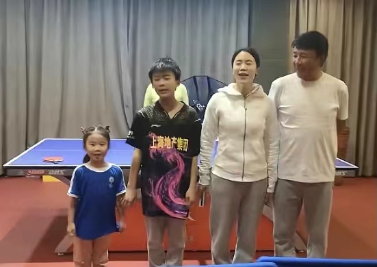 王楠|家庭对战！王楠带女儿4-0横扫老公儿子，出场仪式满分，抱胸叫板