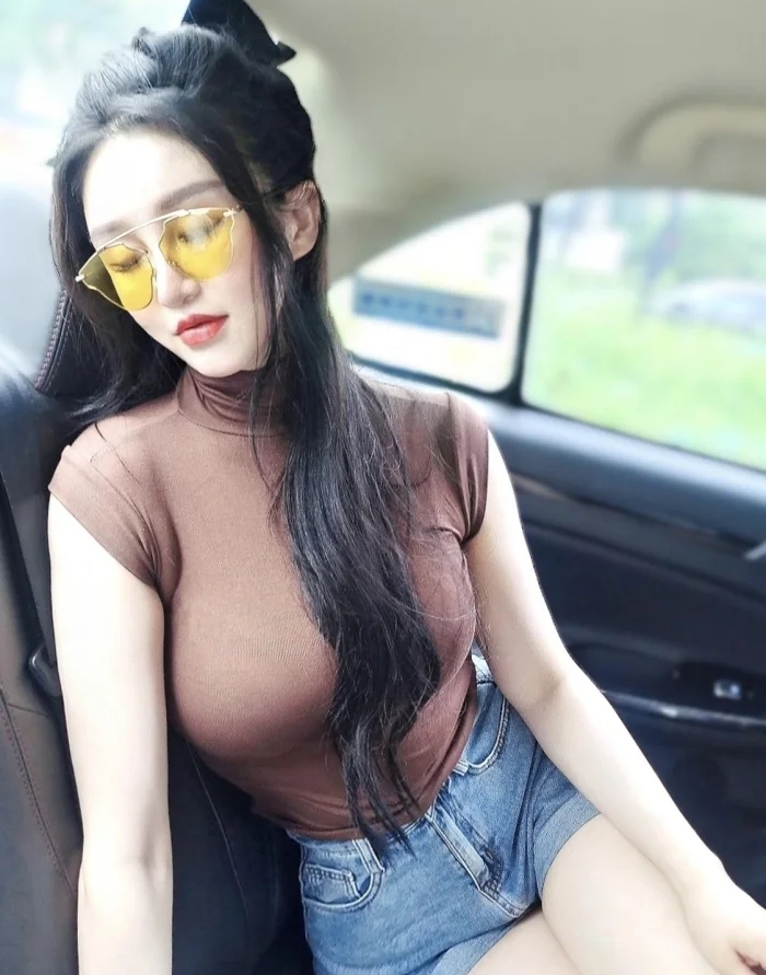 田间诗|滴滴女乘客，穿高领修身T与搭配超短牛仔裤，撩人心魄！