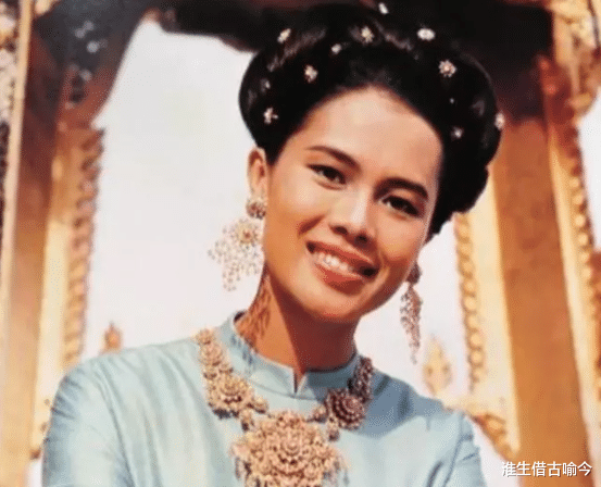 饮食 贵妃首次以泰王情人身份露面，学婆婆穿炮筒裤，红唇卷发比王后美