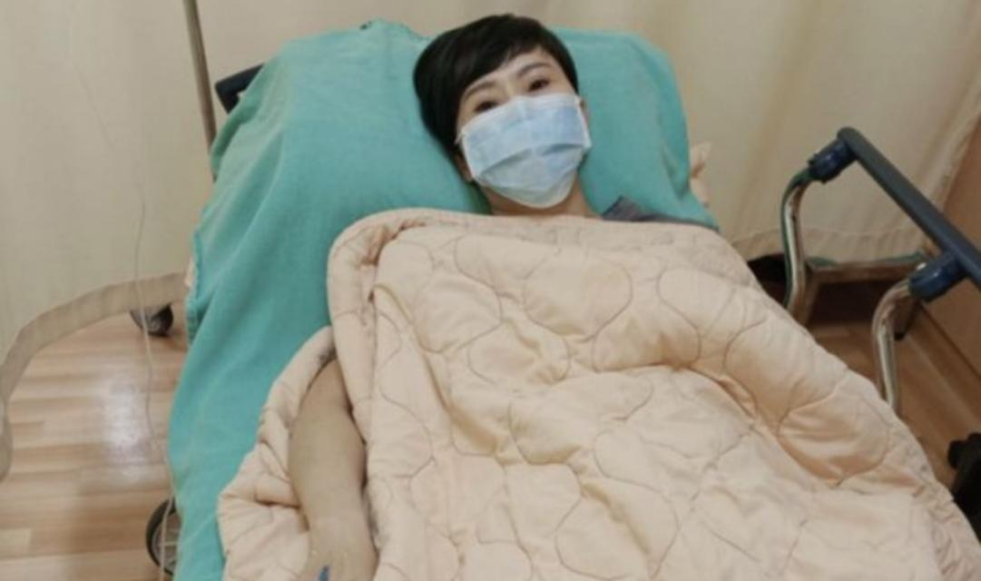 杨超越|54岁女星红毯瘦到脱相，刚被送到医院急诊，患上帕金森左脑还萎缩