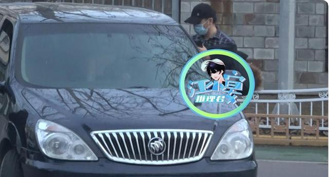 李湘|李湘搬出别墅住进酒店，与神秘男一同现身，王岳伦的暗示要成真？