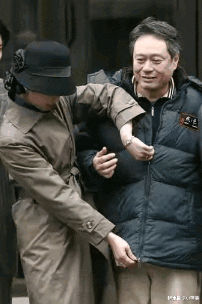李安|贵圈职场图鉴：当红女星讨好男导演，旁边男星的手尴尬得不知所措