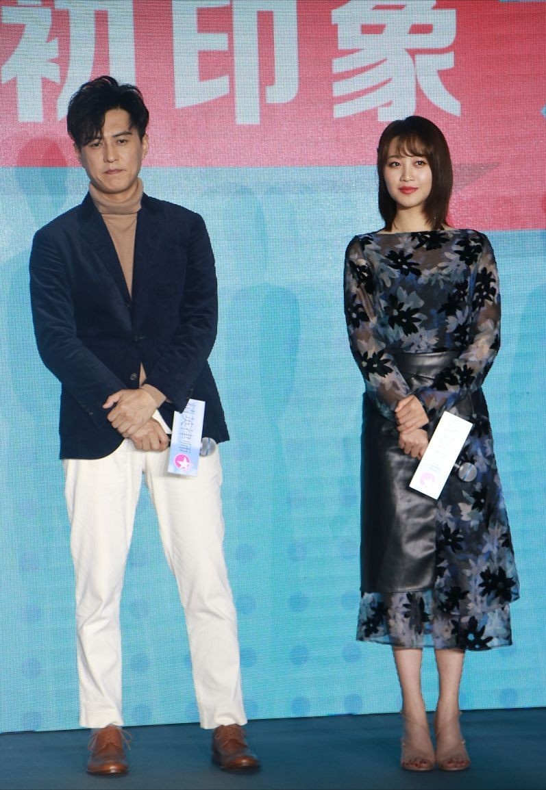 马思纯|蓝盈莹中分造型“翻车”，额头光洁亮眼，全靠裙子和气质撑着