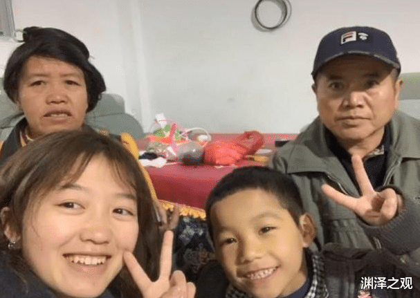 郭晶晶|49岁大叔梁二娶19岁娇妻，21年连生15娃，今全家成网红挣生活费