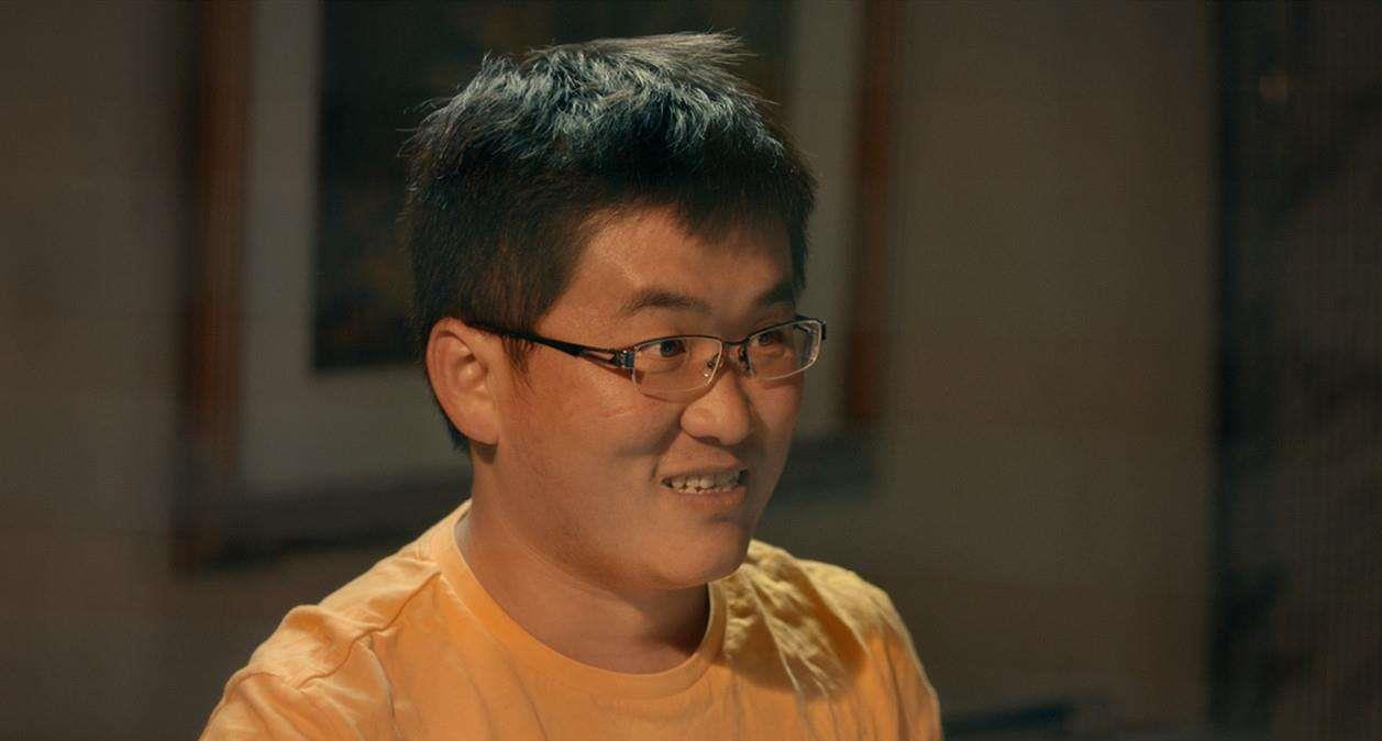 姜涛|姜涛小羽毛楼梯间接吻被拍，女徒弟当晚离开姜家大院，泪洒直播间