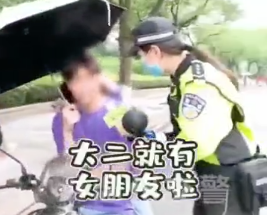 大国将苓 这位女交警，是我见过的算是很牛的交警