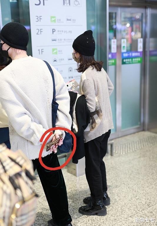 李庚希|疑似恋爱？“乔英子”李庚希和男友人走机场，友人粉发美甲太抢眼